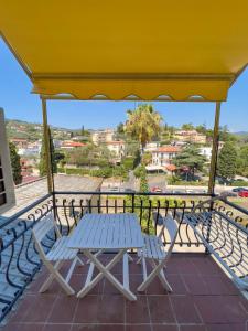 einen Picknicktisch und Stühle auf dem Balkon in der Unterkunft Appartamento Due in Diano Marina