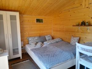 Postel nebo postele na pokoji v ubytování Chatka Katka ubytovanie Teplý Vrch