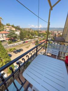 einen Tisch auf einem Balkon mit Stadtblick in der Unterkunft Appartamento Due in Diano Marina