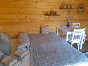 Postel nebo postele na pokoji v ubytování Chatka Katka ubytovanie Teplý Vrch