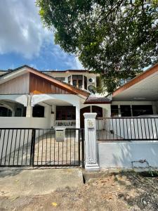 uma cerca preta em frente a uma casa em Cozy 10 Entire House 4 Bedroom At Alma Bukit Mertajam em Bukit Mertajam