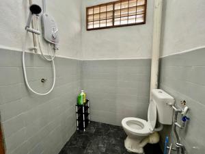 y baño con aseo y ducha. en Cozy 10 Entire House 4 Bedroom At Alma Bukit Mertajam en Bukit Mertajam