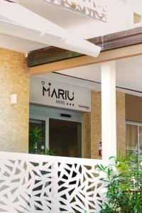 una señal para un hotel maruti frente a un edificio en Mantovani Hotel Murano & Mariù en Rímini
