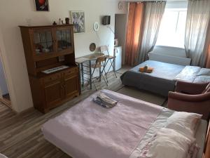 a bedroom with a bed and a desk and a table at K65, Nice 1-bedroom apartment - 2 big beds in Tartu