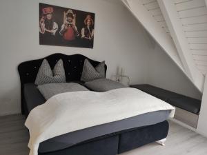 1 dormitorio con 1 cama con cabecera negra en Bollenhut Superior, en Lenzkirch