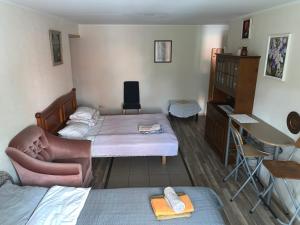 Habitación con 2 camas, silla y escritorio. en K65, Nice 1-bedroom apartment - 2 big beds en Tartu