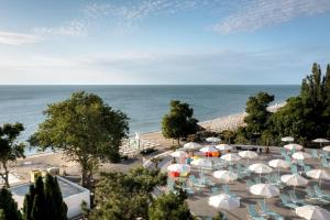 - Vistas a una playa con sombrillas y al océano en Astoria Hotel All Inclusive & Private Beach, en Golden Sands
