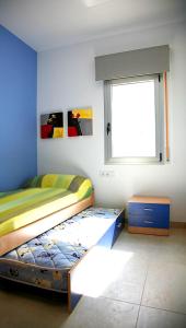 ein Schlafzimmer mit einem Bett und einem Fenster in der Unterkunft Hotur Via Augusta in Creixell