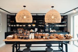 eine Bäckerei mit einem Tisch und Brotkörben in der Unterkunft Van der Valk Hotel Bloom in Saint-Aygulf