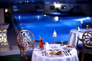 בריכת השחייה שנמצאת ב-Corp Executive Hotel Doha Suites או באזור