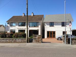 a building with a car parked in front of it at Room in Apartment - Luxury Apartment Lily Suite in Truro