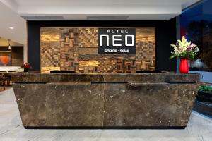 Chứng chỉ, giải thưởng, bảng hiệu hoặc các tài liệu khác trưng bày tại Hotel Neo Gading Solo