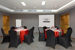 Khu vực hỗ trợ khách đi công tác/phòng hội thảo tại Hotel Neo Gading Solo