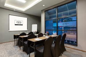 Khu vực hỗ trợ khách đi công tác/phòng hội thảo tại Hotel Neo Gading Solo