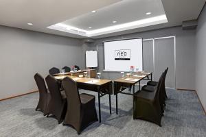 Khu vực hỗ trợ khách đi công tác/phòng hội thảo tại Hotel Neo Gading Solo
