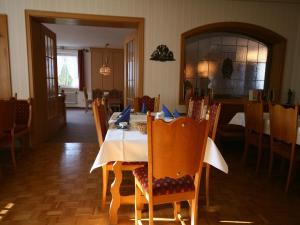 ein Esszimmer mit einem Tisch und Stühlen in der Unterkunft Kurhotel Eichwaldeck in Bad Wörishofen