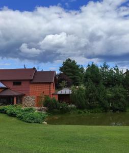 普拉耶的住宿－Žilių sodyba，庭院里带池塘的房子