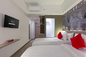 Giường trong phòng chung tại Hotel Neo Gading Solo