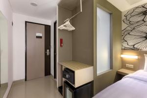 Giường trong phòng chung tại Hotel Neo Gading Solo
