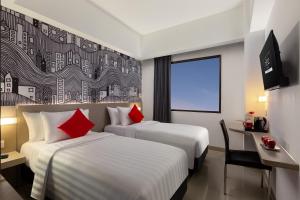 Giường trong phòng chung tại Hotel Neo Gading Solo