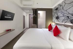 Giường trong phòng chung tại Hotel Neo Gading Solo