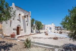 a view of the courtyard of a house with trees at Olive Cottage in Zefiría