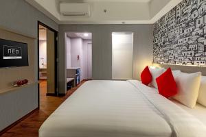 Giường trong phòng chung tại Hotel Neo Gading Solo