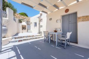 a patio with a table and chairs on a house at Olive Cottage in Zefiría