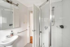 A bathroom at Bright 1 Bedroom Apartment in Lane Cove