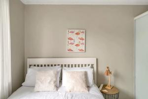 1 dormitorio con cama blanca y almohadas blancas en Bright 1 Bedroom Apartment in Lane Cove en Sídney