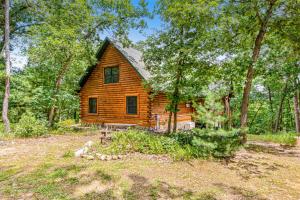 una cabaña de madera en medio del bosque en River Woods Retreat, en Lyndon Station
