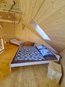 Katil atau katil-katil dalam bilik di chata Zorka