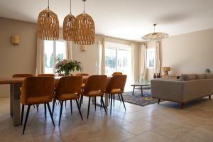 sala de estar con mesa de comedor y sillas en La maison en Provence, en Graveson
