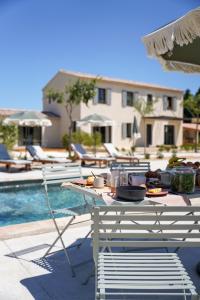 una mesa con comida junto a una piscina en La maison en Provence, en Graveson