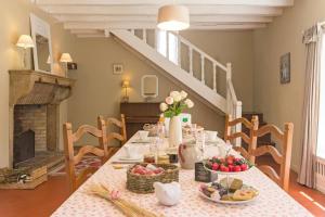 a dining room with a table with fruit on it at Manderley in Arceau