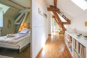 ein Schlafzimmer mit einem Bett und einem Bücherregal mit Büchern in der Unterkunft Manderley in Arceau + 2 Fotos
