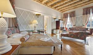 - un grand salon avec un canap&eacute; et une table dans l'&eacute;tablissement The Bonerowski Palace, &agrave; Cracovie