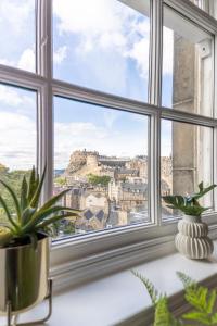 una ventana con vistas a la ciudad a través de ella en No1 Apartments Edinburgh - George IV Bridge, en Edimburgo