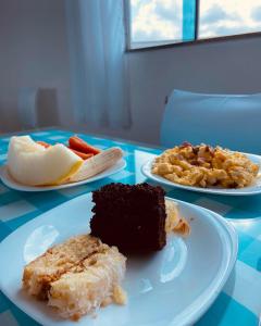 tres platos de diferentes tipos de alimentos en una mesa en Hotel Real, en Cabo Frío