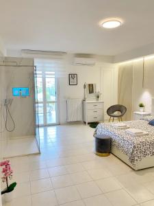- une chambre avec un lit et une salle de bains pourvue d'une douche dans l'établissement Il Glicine Luxury, à San Pietro al Tanagro