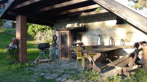 una cucina all'aperto con tavolo e grill di Willa Widok a Bukowina Tatrzańska