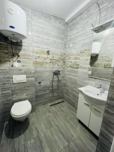 Bilik mandi di 6 New River View Apartments +95 gambar