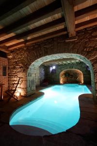 Bazén v ubytování Manoir des Indes, The Originals Relais nebo v jeho okolí