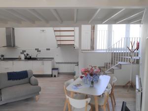 una sala de estar con una mesa con un jarrón de flores. en Luz da Lúa - Casa del campo, en Muxía