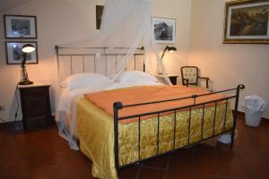 1 dormitorio con 1 cama grande con dosel en Bed & Breakfast La Costa en Cassino