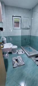 ein Bad mit einer Glasdusche und einem Waschbecken in der Unterkunft Melaaj Hill in Sarajevo