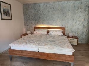 福爾卡的住宿－Charlys Ferienhaus (ALTSTADT VOLKACH)，一间卧室配有一张木架大床