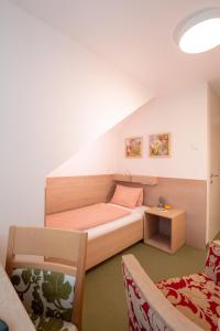 Kleines Zimmer mit einem Bett und einem Tisch in der Unterkunft Hotel Weiss S in Neustift im Mühlkreis