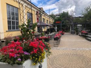 a street with flowers in front of a building at Sweet Studio City Center T&ouml;&ouml;l&ouml;nkatu in Helsinki