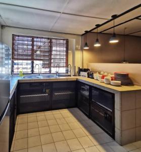 Kuchyň nebo kuchyňský kout v ubytování Treehouse Hostel + 14 fotografií